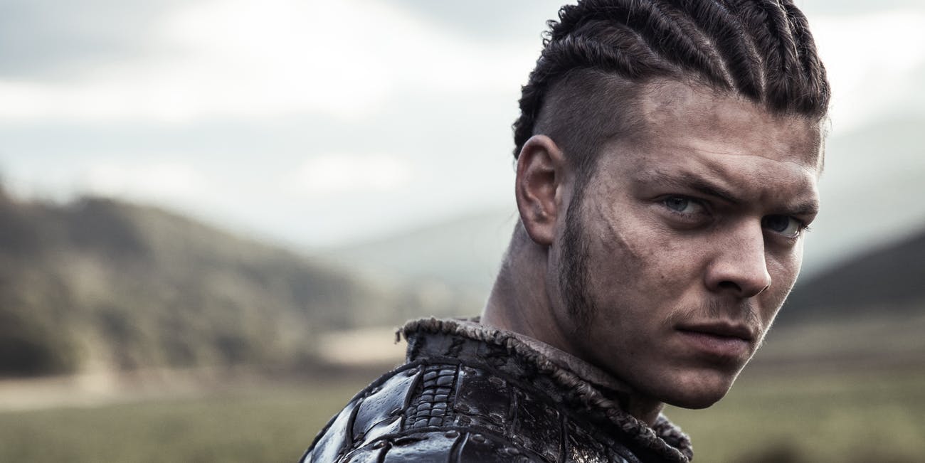 Vikings da Depressão - Hoje é aniversário do ator dinamarquês Alex Høgh  Andersen (26 anos). Ele interpreta o personagem Ivar, o Dessossado, um dos  herdeiros de Ragnar Lothbrok mais importantes e temidos